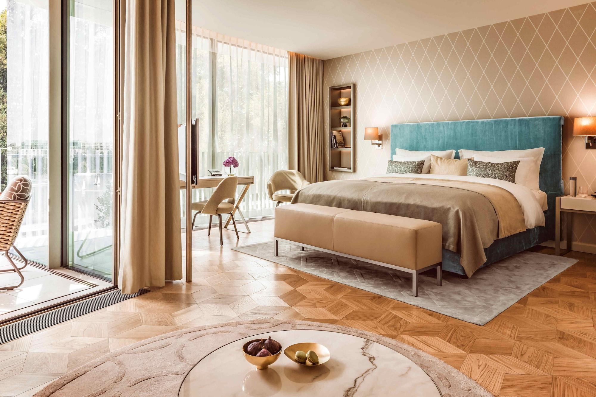 The Fontenay Hamburgo Exterior foto A bedroom at the Mandarin Oriental