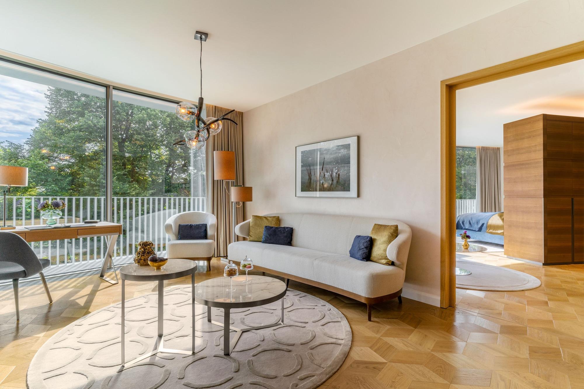 The Fontenay Hamburgo Exterior foto A living room at the Mandarin Oriental