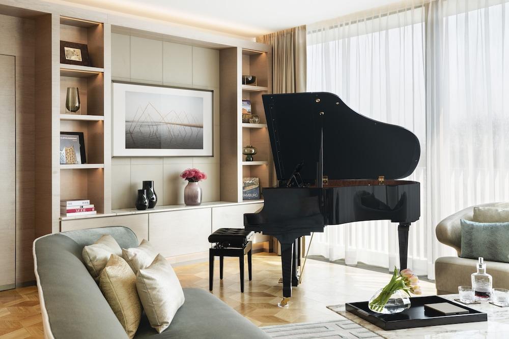 The Fontenay Hamburgo Exterior foto A piano in a living room