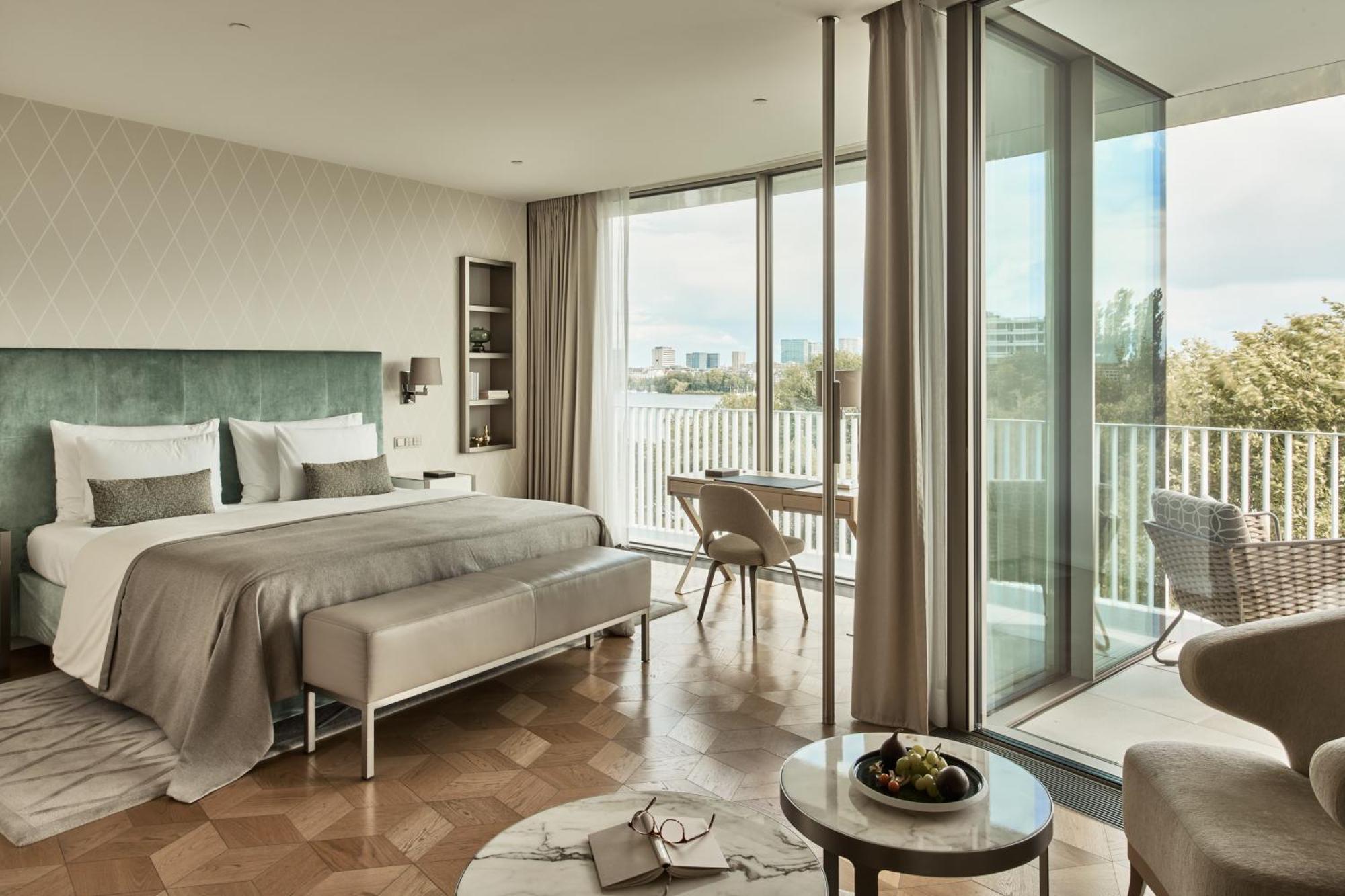 The Fontenay Hamburgo Exterior foto A bedroom at the London West End