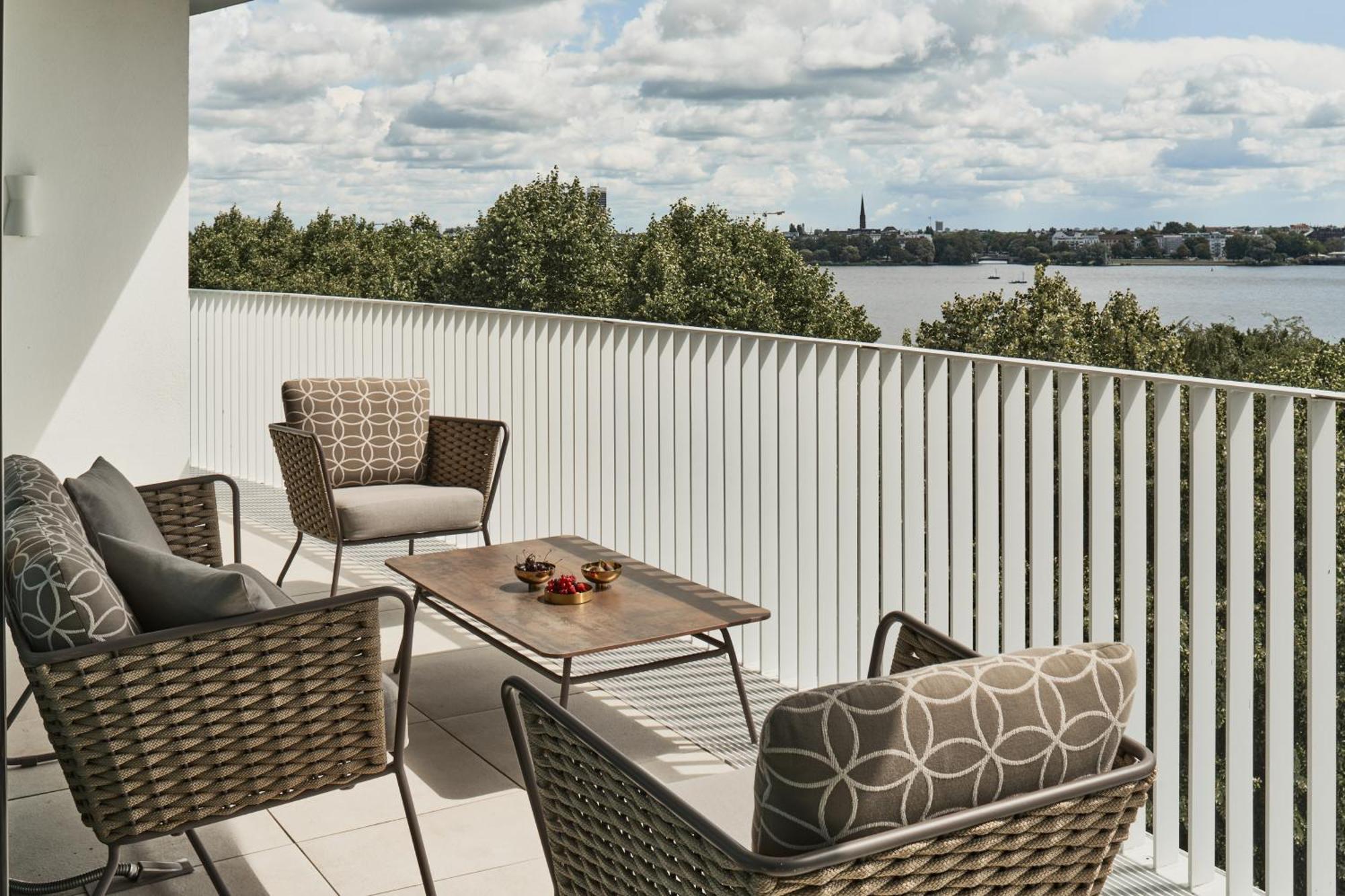 The Fontenay Hamburgo Exterior foto Balcony
