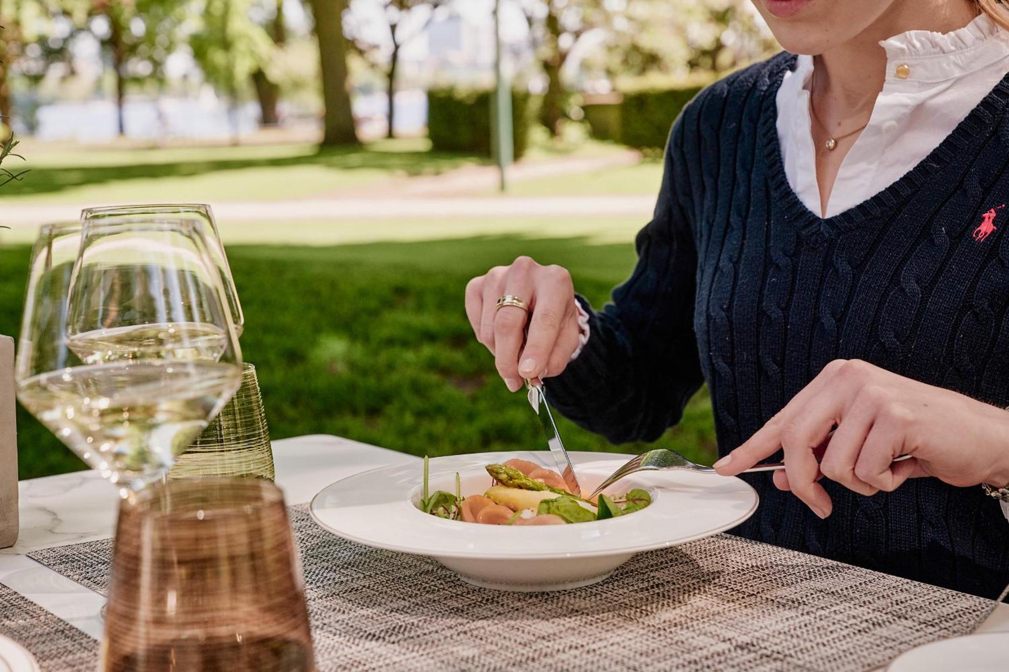 The Fontenay Hamburgo Exterior foto A woman eating a salad