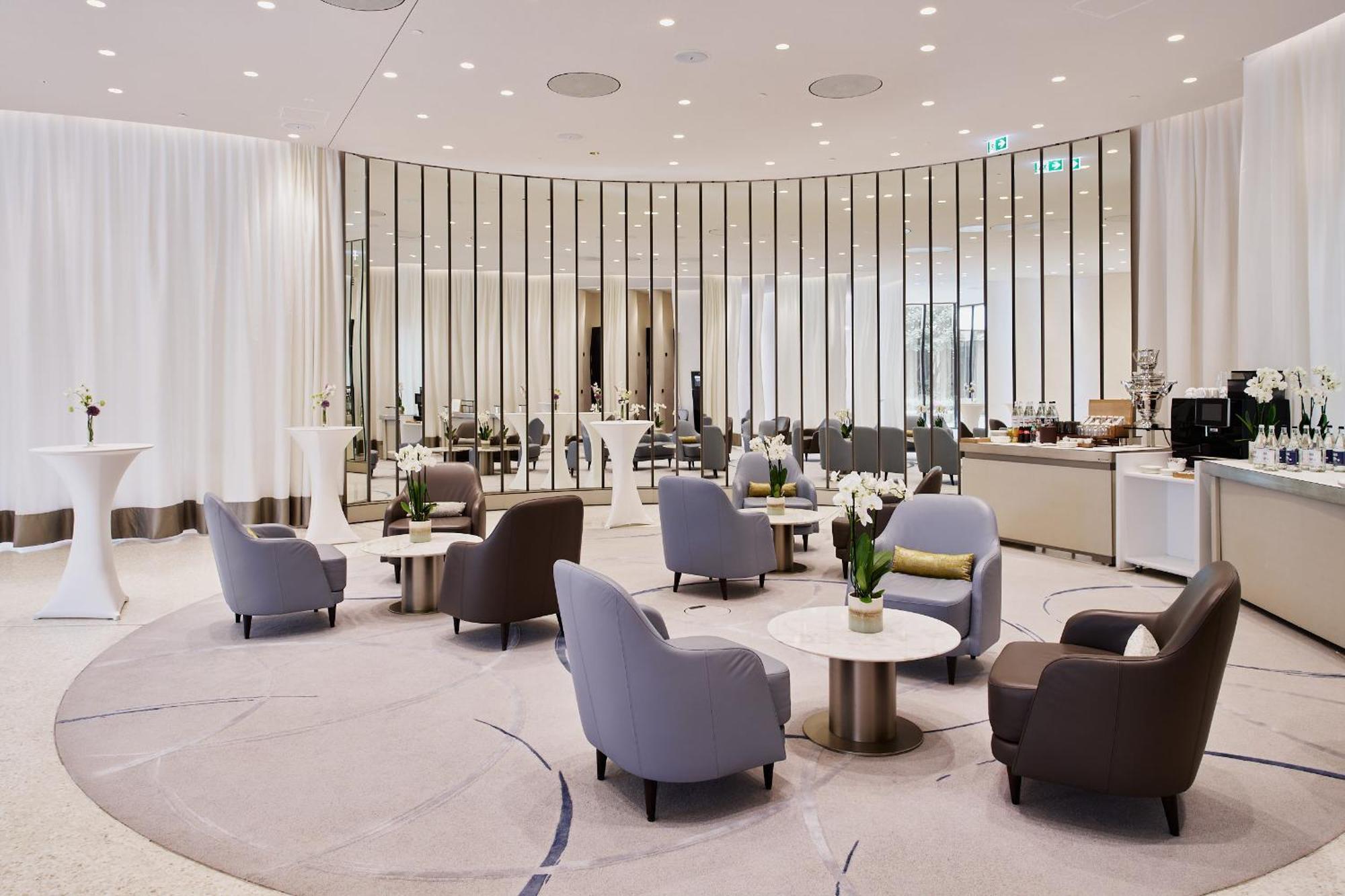 The Fontenay Hamburgo Exterior foto The lounge at the airport