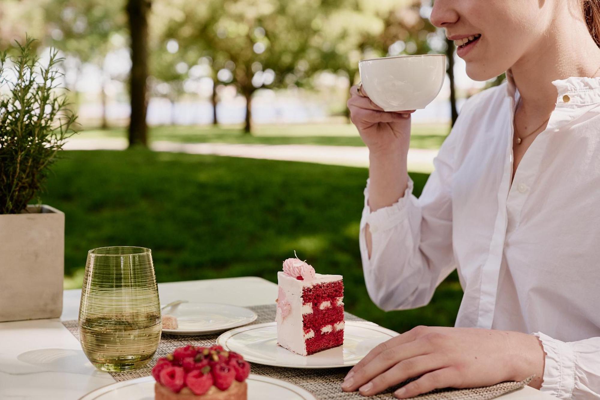 The Fontenay Hamburgo Exterior foto A woman drinking tea