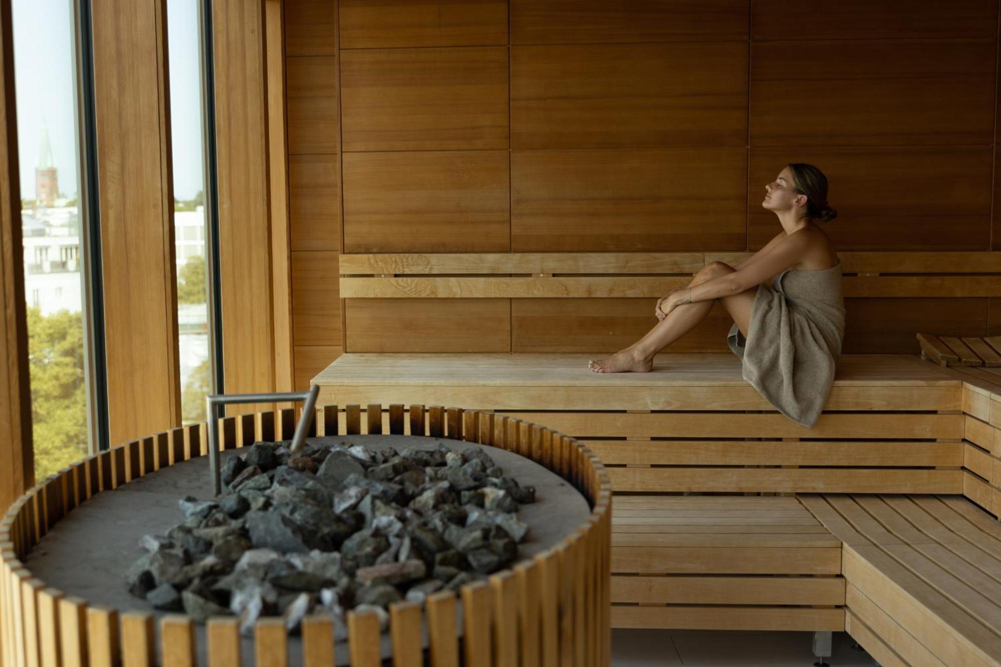 The Fontenay Hamburgo Exterior foto A woman in a Finnish sauna